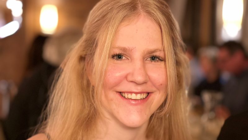 Bruder Lars mit Schwester Rea Kindlimann vor der Sprungschanze Kandersteg