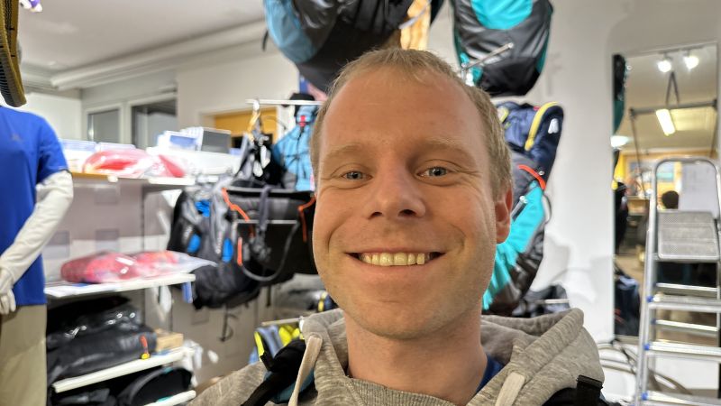 Bruder Lars mit Schwester Rea Kindlimann vor der Sprungschanze Kandersteg